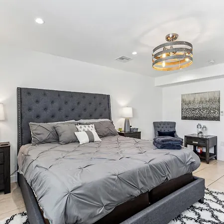 Miami Oasis, Spacious 4-Bedroom Home With Pool